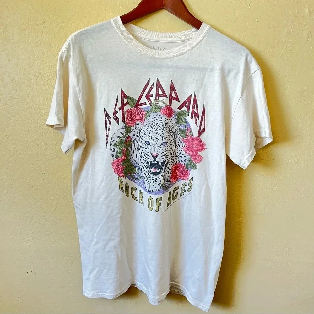Def Leppard Rock of Ages Cream T-Shirt. Size: S